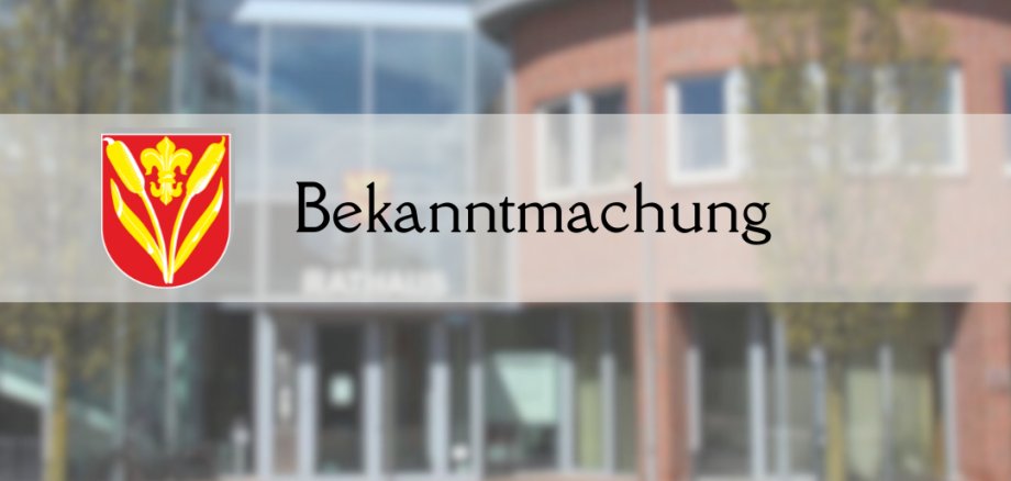 Das Rathaus der Gemeinde Wietmarschen befindet sich verblasst im Hintergrund. Im Vordergrund ist das Wappen sowie die Aufschrift "Bekanntmachung" zu sehen.